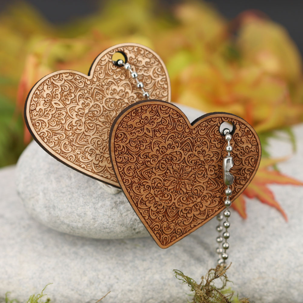 porte-clés en bois gravé personnalisé baroque