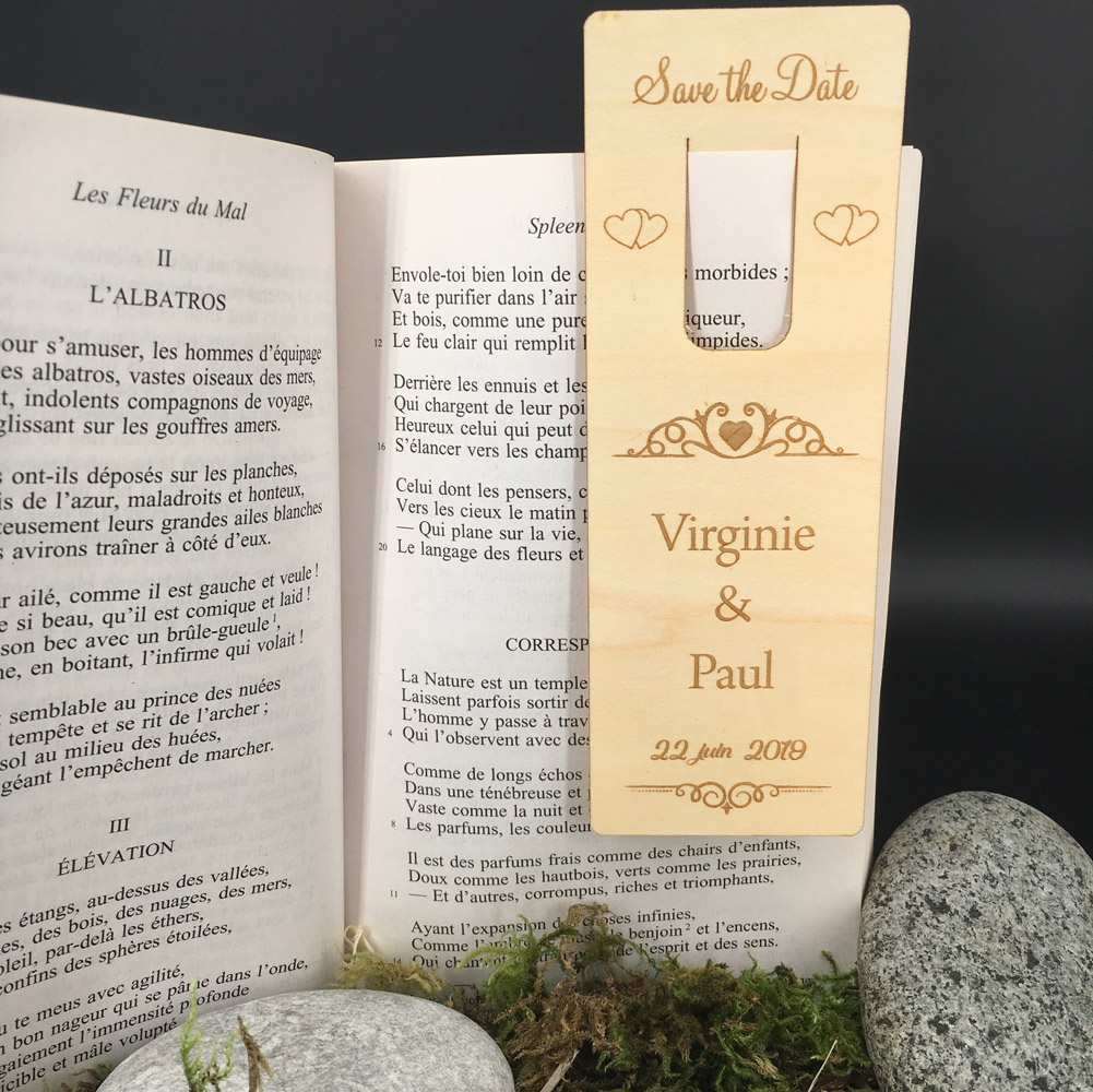 marque page personnalisé en bois gravé pour les mariages