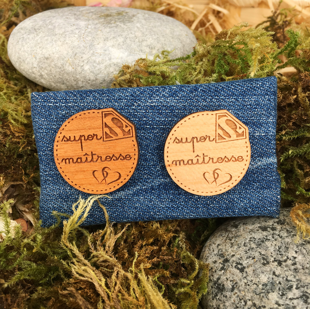 pin's bois personnalisé gravé super maîtresse - idée cadeau fin d'année scolaire pour les maitresses