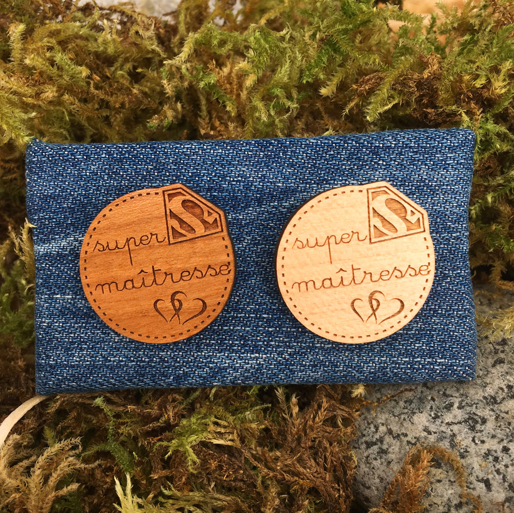 pin's bois personnalisé gravé super maîtresse - idée cadeau fin d'année scolaire pour les maitresses