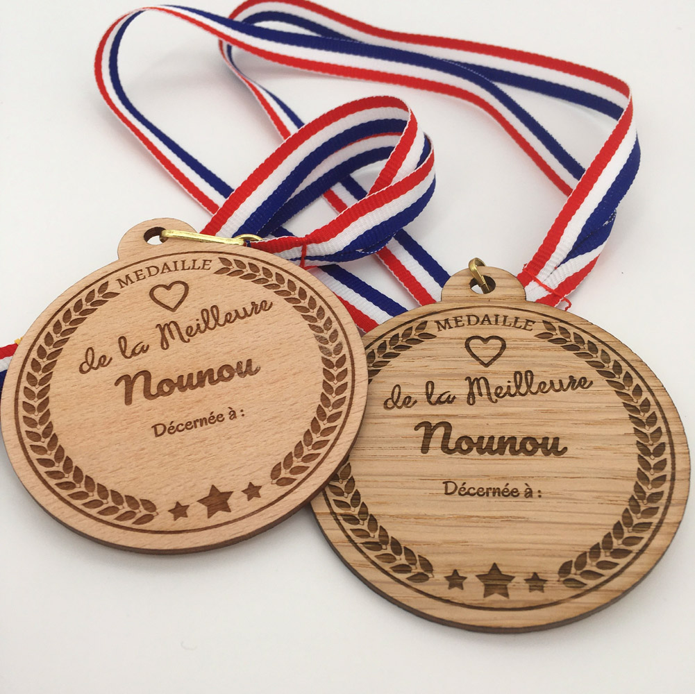médaille bois personnalisable nounou hêtre et chêne
