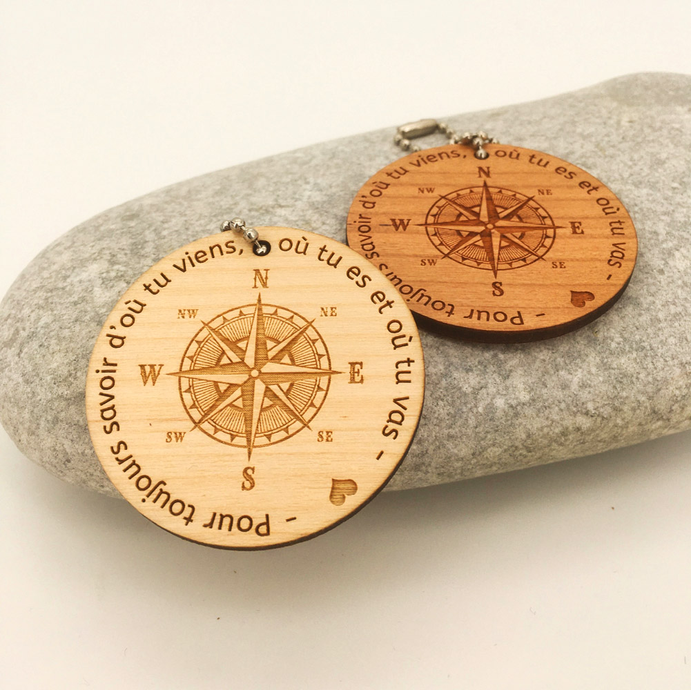 Porte-clés personnalisé en bois gravé boussole